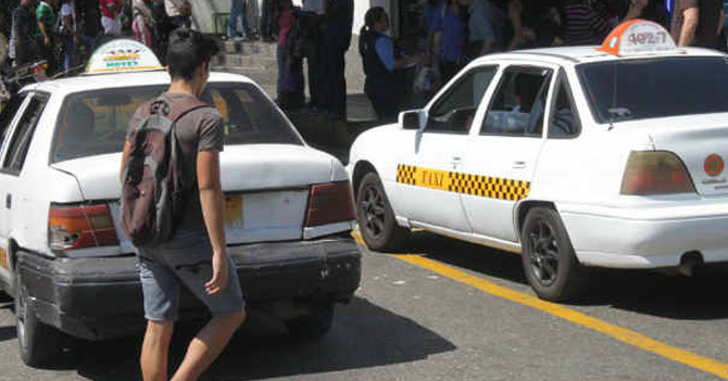 Chamo logra conseguir efectivo para el taxi que no va para allá