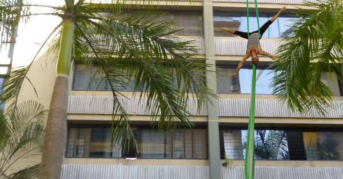 Malandro hace curso de telas acrobáticas para robar edificios con gracia