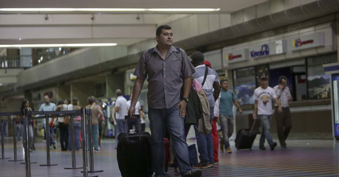 Señor precavido llega 3 días antes a aeropuerto