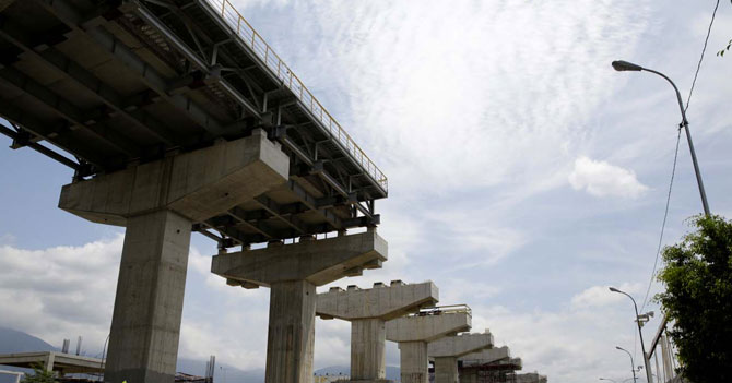 Temblor da una excusa perfecta para justificar la paralización de la construcción del ferrocarril en la Autopista Regional del Centro