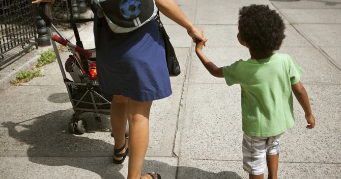 Hijo que acompaña a su mamá a la panadería ignora que le tienen planeadas 7 diligencias más