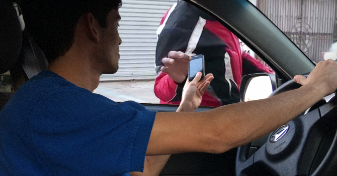 Para evitar chalequeos, fanático del Barcelona baja el vidrio de su carro y le da celular a motorizado