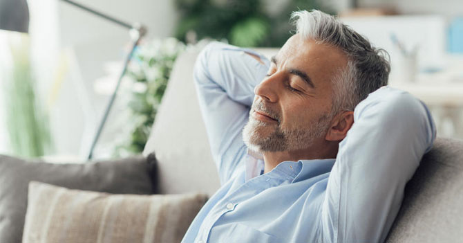 Jefe disfruta tranquilo de su feriado porque sabe que sus empleados no tienen dinero para agarrarse puente