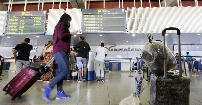 Venezolana publica recomendaciones a los emigrantes mientras espera para abordar el avión en el que se va