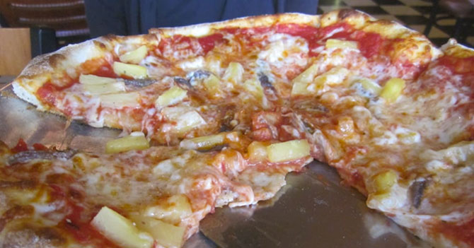 Amigo pichirre pide pizza con piña y anchoas para que nadie le pida