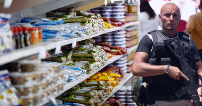 Supermercado coloca escolta armado en estante para resguardar productos