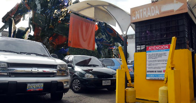 Transformer se queda atrapado en estacionamiento por falta de efectivo