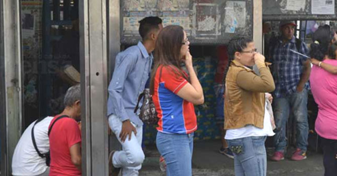 Crisis de transporte finalmente hace que hija de señora sufra y llore por chofer