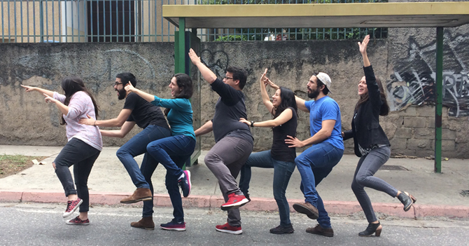 Cansados de esperar autobus, pasajeros se van a sus casas en trencito