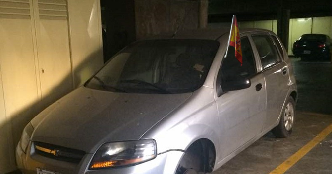 Fanático pone banderita de España en carro que no ha podido arreglar por falta de repuestos