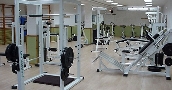 Gimnasio quita espejos y quiebra