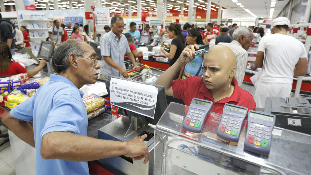 Cajera calva no logra hacer que punto de venta lea tarjeta