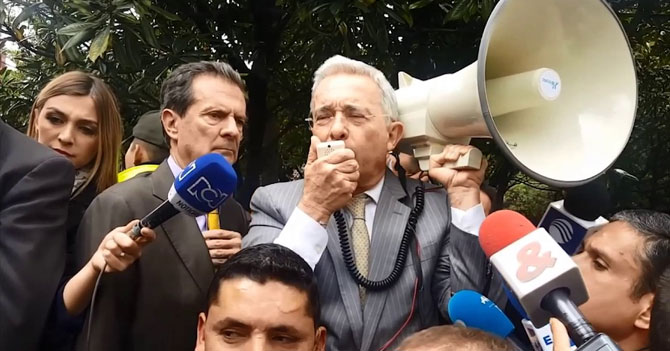 Uribe felicita a Duque y le pide que lo traicione rápido para poder seguir quejándose