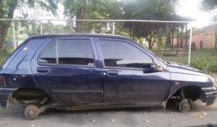 Roban ladrillos que dejaron ladrones que hurtaron cauchos a carro