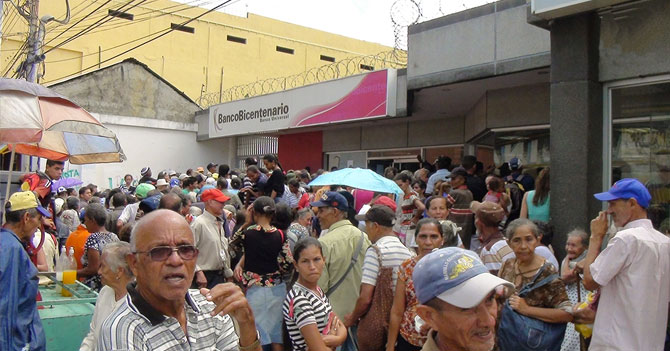 Largas colas de pensionados obligan a Maduro a subir edad mínima de jubilación a 130 años