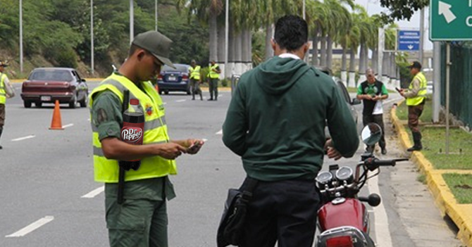 GNB que matraquea en dólares pide dinero pa’l Dr. Pepper