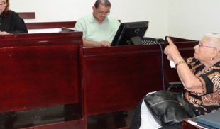 Abuela que defiende a nieto tremendo es denunciada por obstrucción de justicia