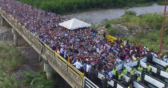 Marcha en apoyo a Maduro logra llenar puente hacia Cúcuta