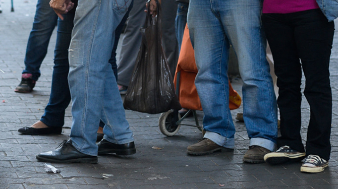 Gobierno ordena censo obligatorio de zapatos para los peatones