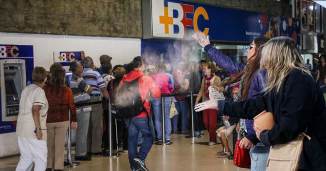 Familia riega cenizas del abuelo en cola de pensión