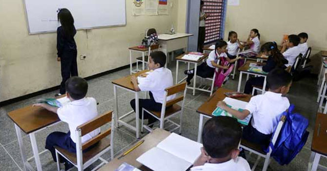 Niña comienza nuevo año escolar como maestra