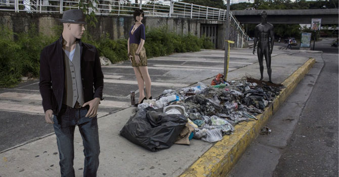 Gobierno pone maniquíes en las calles para ocultar emigración