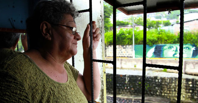 Emigración hace que presidenta de junta de condominio pelee sola