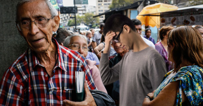 TRÁGICO: Joven en cola queda atrapado en conversación entre personas de la tercera edad