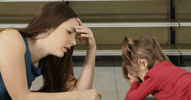 Hija en supermercado hace berrinche porque su mamá no le compró anaquel vacío