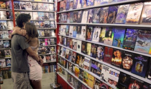 Altos costos del cine obligan a pareja a meterse mano en kioskito de quemaditos