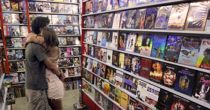 Altos costos del cine obligan a pareja a meterse mano en kioskito de quemaditos