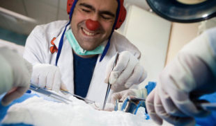 Crisis de salud obliga a Payaso de Hospital a realizar su primera operación