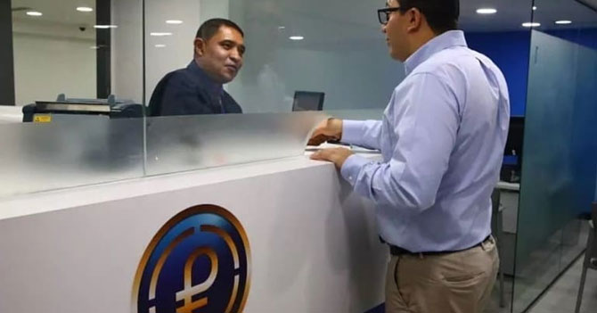 Señor asiste cómodamente a su agencia de Petros más cercana a regalar su dinero