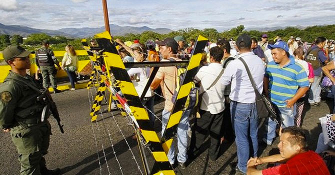 Gobierno crea policía migratoria imaginaria para supervisar crisis migratoria imaginaria