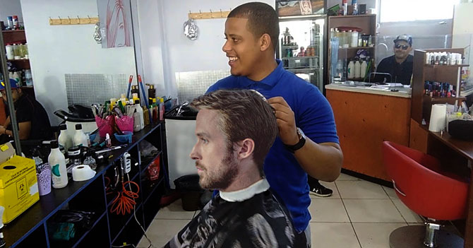 Joven le muestra foto de Ryan Gosling a su peluquero y este lo deja igual al actor