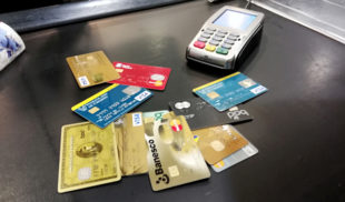 Señora le pregunta a cajera si puede pagar con 23,46 tarjetas de crédito