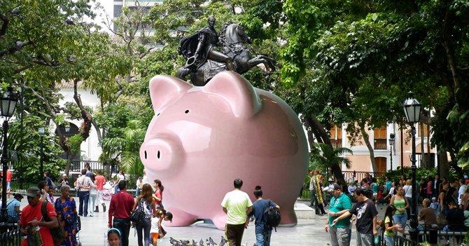 Maduro pone cochinito gigante en Plaza Bolívar para que venezolanos ahorren ahí