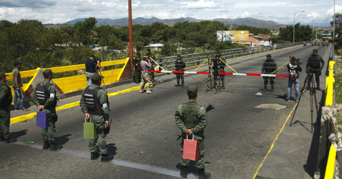 Militares en la frontera dan cotillón a venezolanos que migran