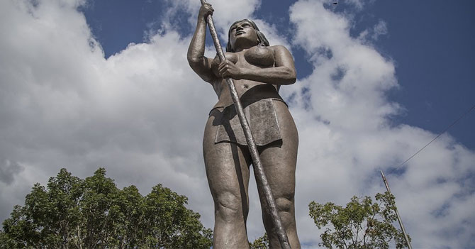 Gobierno erige estatua a última indígena que no han matado por oponerse a la minería ilegal
