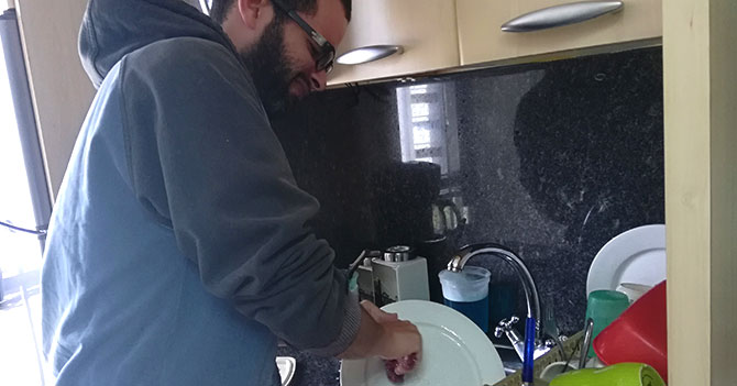 Hombre recién divorciado descubre que sí sabía lavar platos