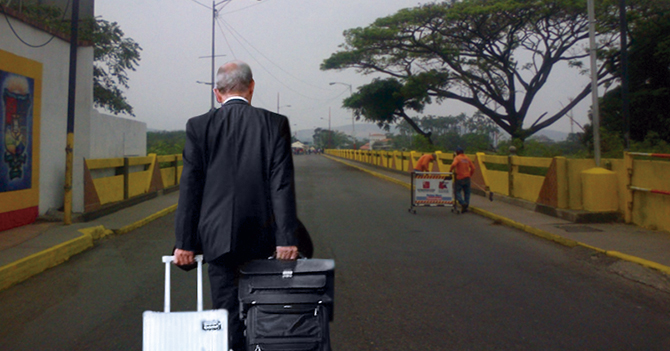 Viejo año aparece con sus maletas preparadas para emigrar por Cúcuta