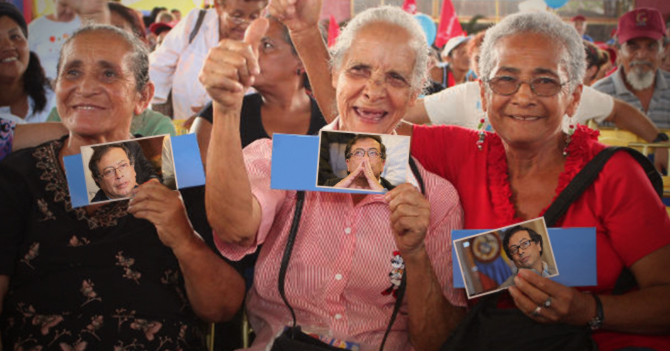 Gobierno paga pensión en fotos de Gustavo Petro