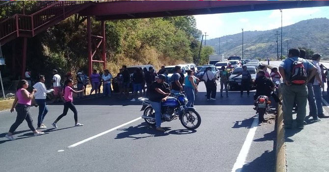 Vecinos trancan autopista Caracas - La Guaira para exigir condimentos para el pernil