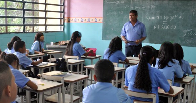 Profesor de Matemática usa su propio sueldo como ejemplo en la clase de números negativos