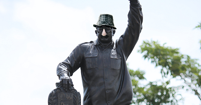 Estatua de Chávez se disfraza para intentar escapar de quema de monumentos