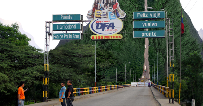 Maduro dobla carreteras para que no pase ayuda humanitaria