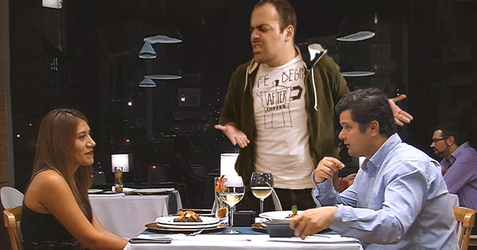 Cena romántica de pareja es interrumpida por el novio de la chama