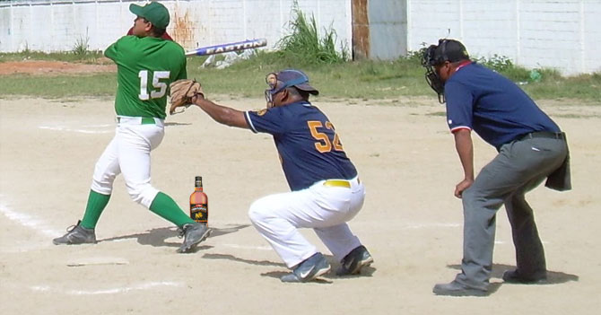 Liga de Softbol exalta al Salón de la Fama a catcher capaz de tomar Ventarrón