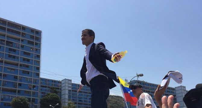 Al regreso de su gira, Guaidó trajo shampoo Johnson Baby a Diosdado para que no llore