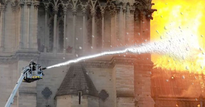 Bomberos en Notre Dame declaran que el uso de creme fraiche como extintor probablemente fue un error